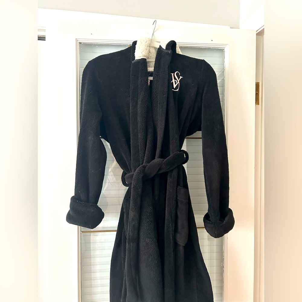 "Black Victoria's Secret Bathrobe with Sherpa Hood – Cozy & Luxurious"